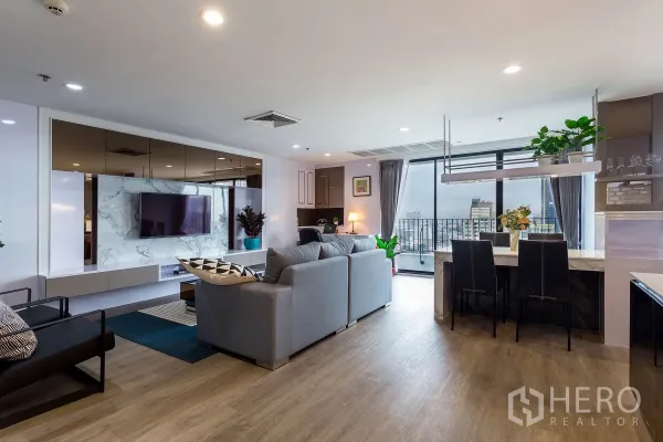 คอนโด ให้เช่าในWatthana, Bangkok - ห้องนั่งเล่นแบบโอเพนแพลน คอนโดในเขตวัฒนา โทนสีเทา ผนังลายหินอ่อน พร้อมบาร์ทานอาหารและระเบียงชมวิวเมือง