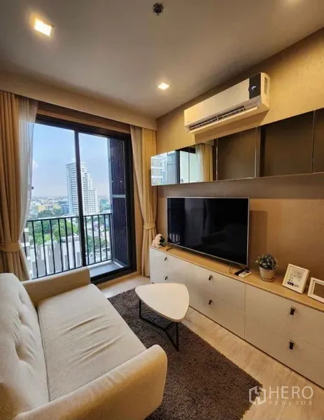 คอนโด ให้เช่าในWatthana, Bangkok - ห้องนั่งเล่นสว่าง โซฟา ทีวี บิวท์อิน และระเบียงวิวเมือง