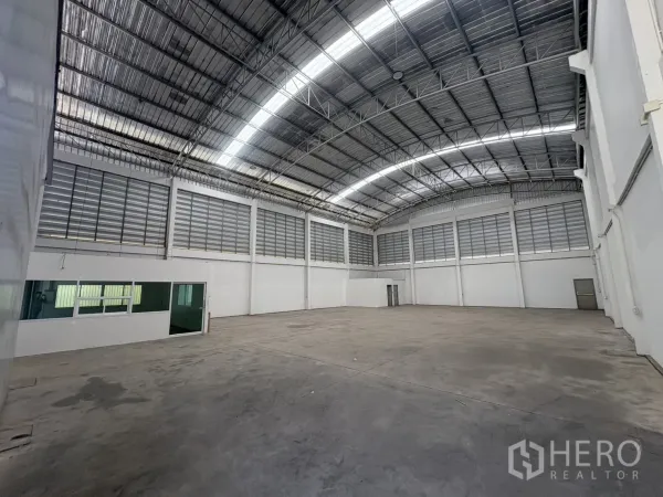 คลังสินค้า ให้เช่าในBan Phaeo, Samut Sakhon - ภายในโกดังโปร่ง หลังคาโค้งเหล็กสูง มีช่องลมระบายอากาศ และห้องออฟฟิศกระจก