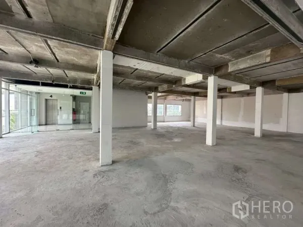 零售空间 出租在Khlong Toei, Bangkok - 宽敞毛坯店铺，立柱分布，转角落地玻璃采光充足。