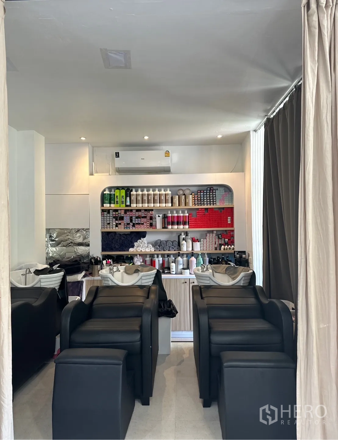 Retail Space for rent in Khlong Toei, Bangkok - Back-of-house shampoo area with three wash basins and product storage.