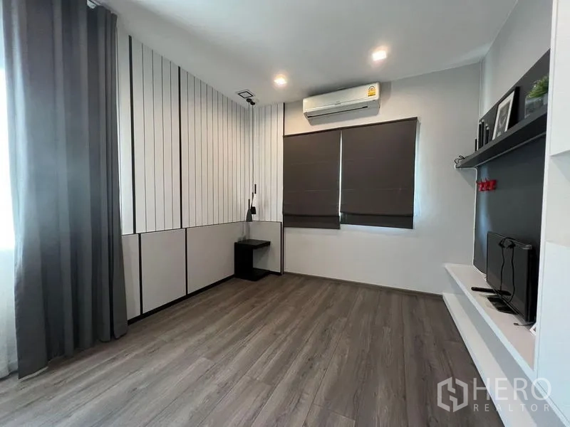 บ้าน ขาย - ห้องรองหรือห้องสื่อบันเทิง พื้นไม้ แอร์ และชั้นวางบิลท์อิน พร้อมม่านทึบ