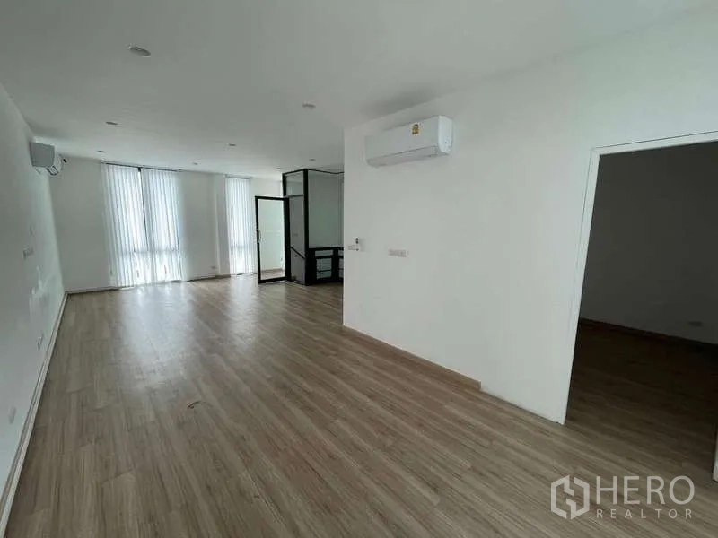 带办公室的家 出租或出售在Wang Thonglang, Bangkok - 楼上大空间，木纹地板与高窗百叶帘采光充足