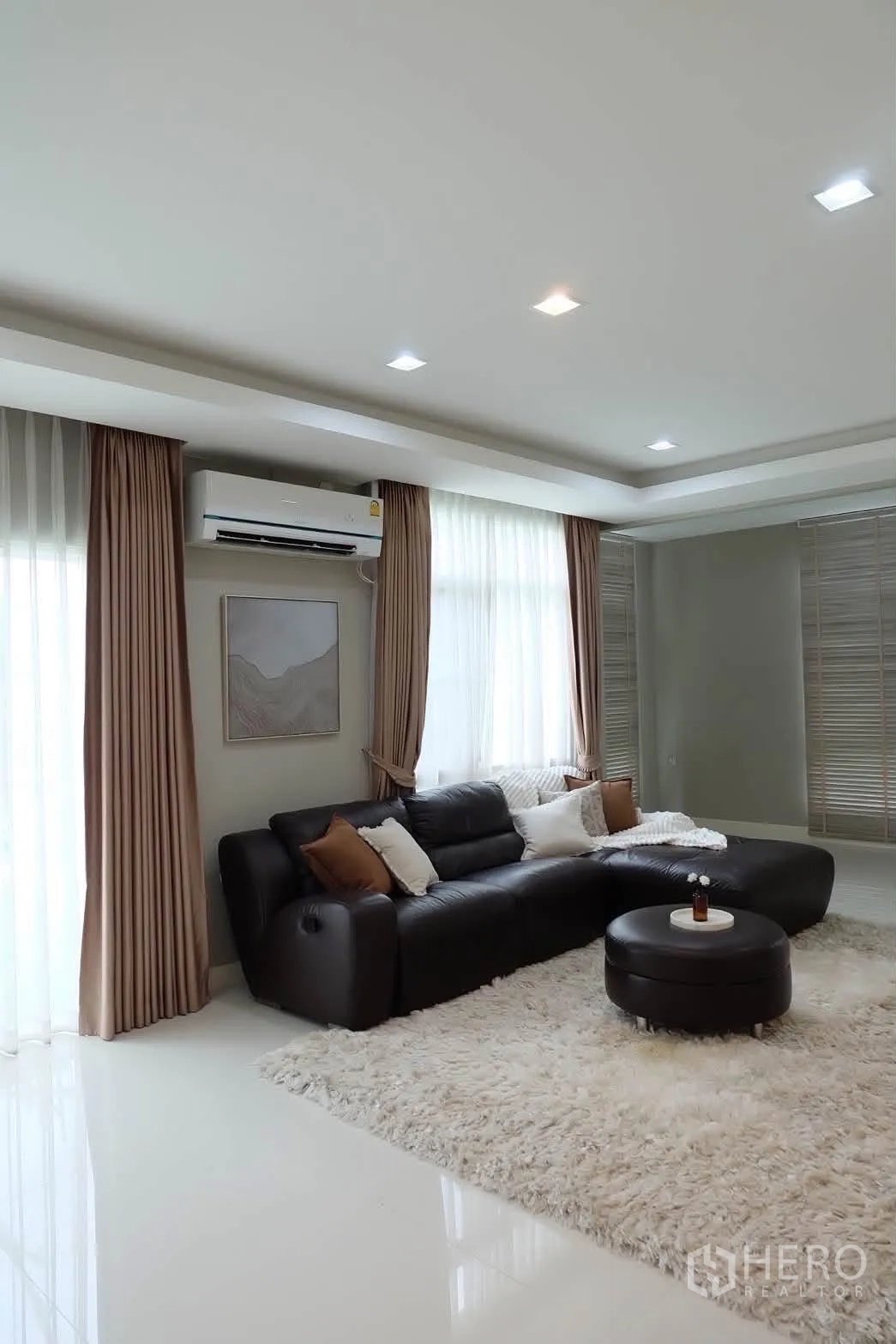 บ้านเดี่ยว for rent in Bang Phli, Samut Prakan - ห้องนั่งเล่นสว่าง โซฟาหนังรูปตัวแอล และพรมฟู