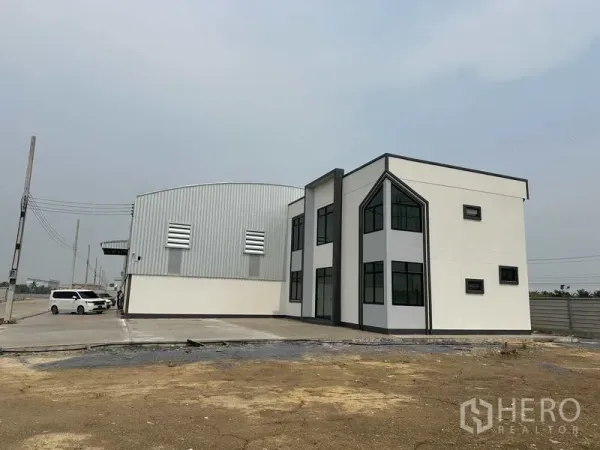 โรงงาน ให้เช่าหรือขายในSai Noi, Nonthaburi - อาคารสำนักงานสองชั้นติดโรงงานผนังเมทัลชีท พร้อมลานคอนกว้างในไทรน้อย