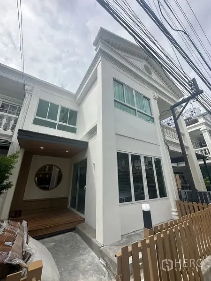 带办公室的家 出租在Khlong Toei, Bangkok - 外立面另一视角，古典山花与高窗格外醒目。