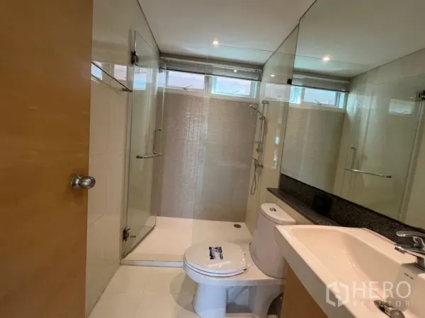 คอนโด ให้เช่าในWatthana, Bangkok - ห้องน้ำสมัยใหม่พร้อมห้องอาบน้ำกระจก โถสุขภัณฑ์ และอ่างล้างหน้า