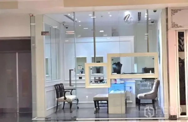 零售空间 出租 - 现代精品店铺立面，落地玻璃、嵌灯与墙面展示框。