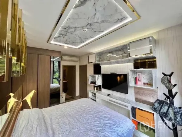 公寓 出售在Watthana, Bangkok - 主卧带衣柜，石纹吊顶，电视墙与开放式搁架。