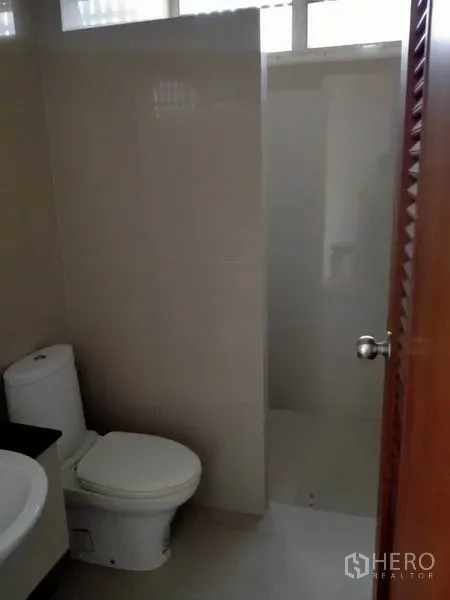 独立式住宅 出售在Thawi Watthana, Bangkok - 整洁卫生间，含台盆、坐便器与独立淋浴区。