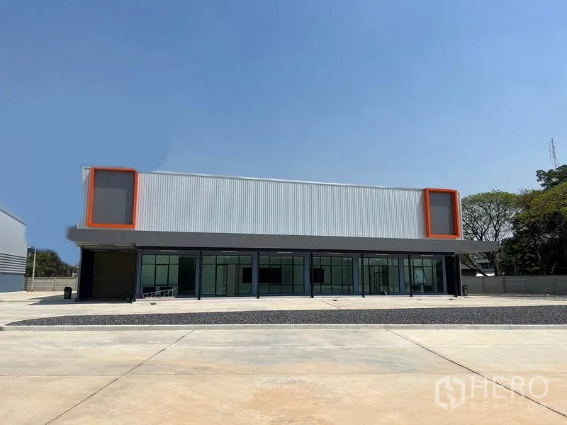 คลังสินค้า ให้เช่าในBang Phli, Samut Prakan - มุมมองด้านหน้าของยูนิตโกดังใหม่ หน้ากระจกกว้าง พื้นคอนกรีตกว้าง