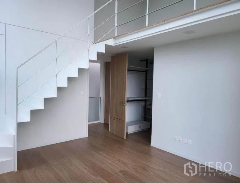 独立式住宅 出租在Saphan Sung, Bangkok - 卧室带极简楼梯通往夹层，并设开放式衣柜。