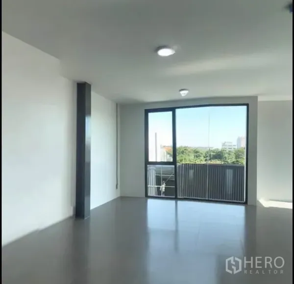 办公空间 出租在Wang Thonglang, Bangkok - 明亮办公区，大窗和阳台，可眺望绿意景观。