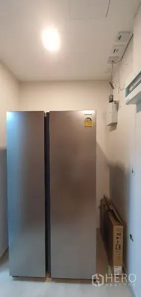 独立式住宅 出租 - 多功能房内的大型对开门冰箱