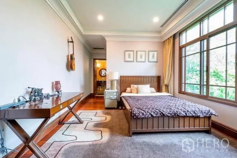 独立式住宅 出租在Khlong Toei, Bangkok - 温馨客卧，宽窗、书桌，并与独立卫浴相连。