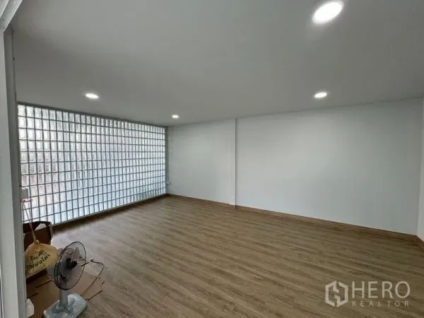 Home Office for rent in Bueng Kum, Bangkok - Spacious room with wood floors and a full glass-block wall for natural light.
