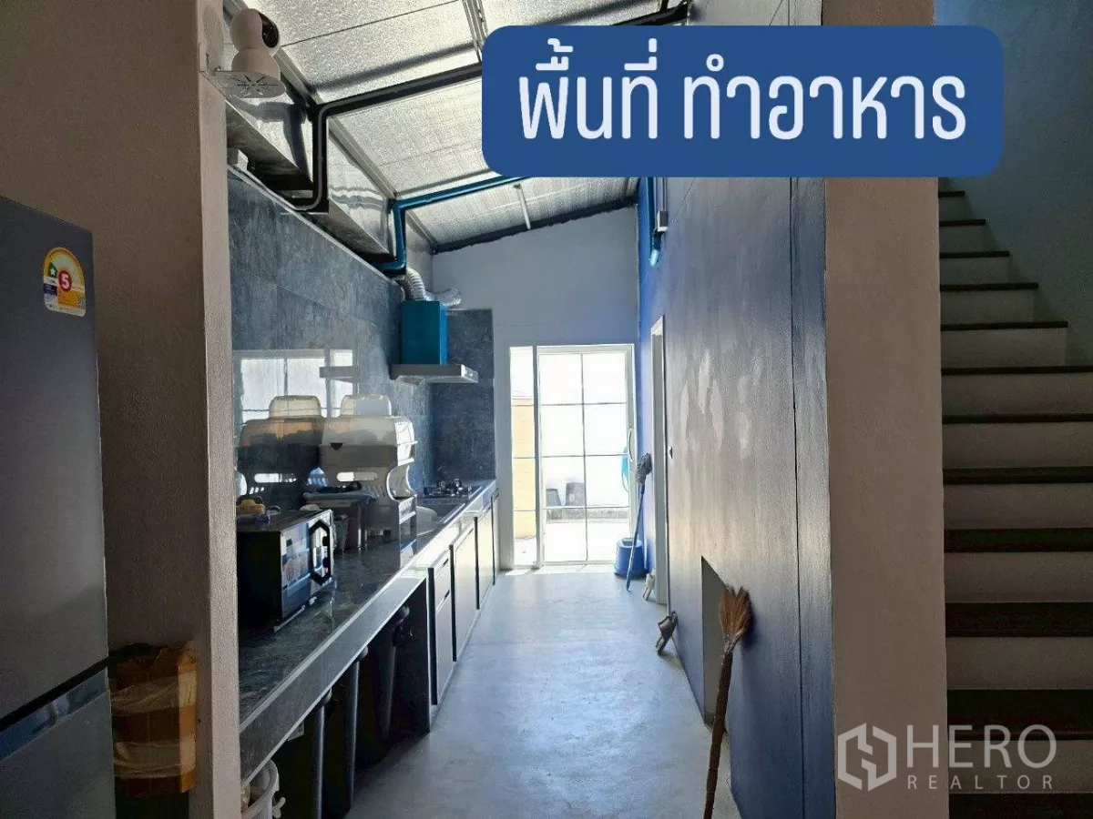 คลังสินค้า ให้เช่าหรือขายในKhlong Toei, Bangkok - โถงครัวทางเดินยาว รับแสงธรรมชาติ พร้อมประตูหลัง