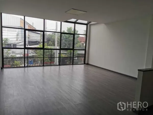 带办公室的家 出租或出售 - 高层工作区，转角落地窗采光充足