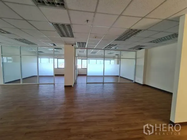 办公空间 出租在Watthana, Bangkok - 开放式办公室，木纹地板，玻璃隔间与吊顶灯具