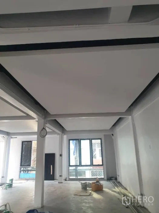 办公空间 出租在Khlong Toei, Bangkok - 高天花的開放辦公層，立柱與大窗戶採光充足。