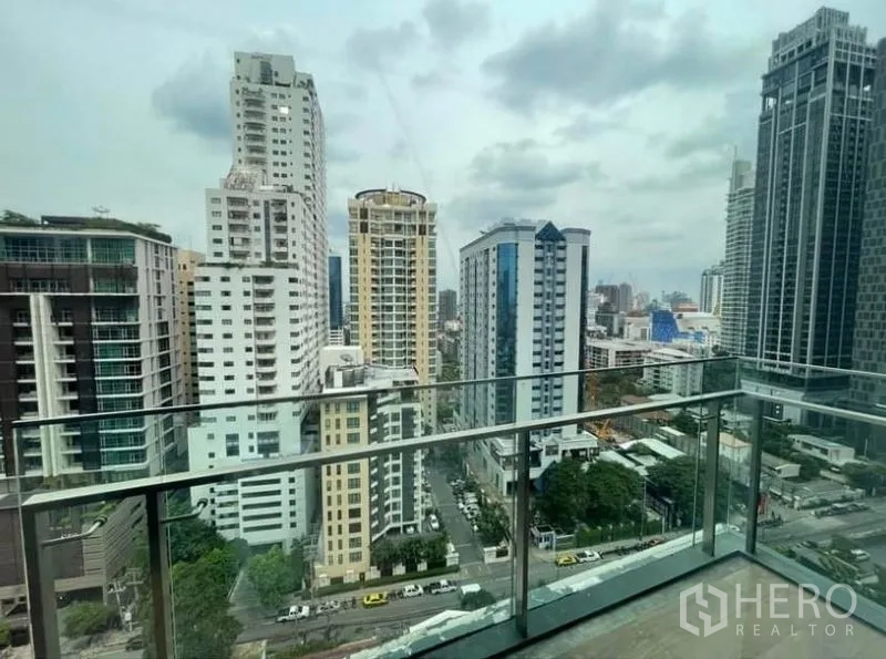 คอนโด ให้เช่าในWatthana, Bangkok - ระเบียงส่วนตัว ราวกระจก มองเห็นสกายไลน์ทองหล่อ