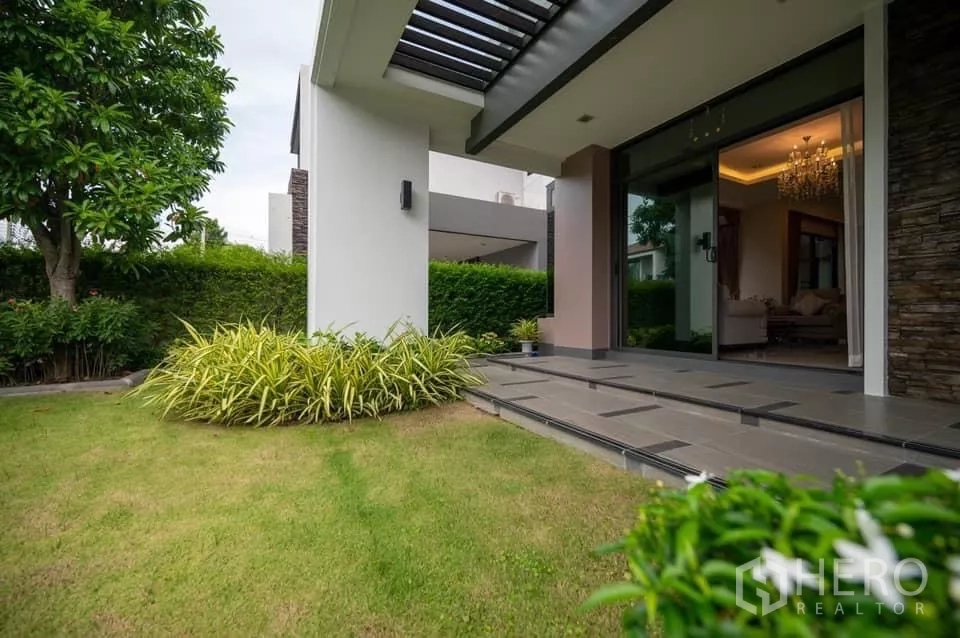 Detached House for rent in Prawet, Bangkok - Covered terrace with steps, sliding glass doors and private green garden.