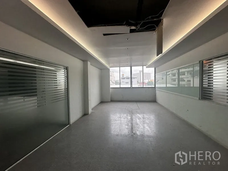 办公空间 出租在Khlong Toei, Bangkok - 狭长办公室，灯带天花、磨砂玻璃与城市景观窗