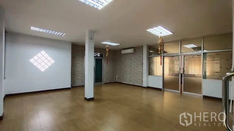 带办公室的家 出租在Huai Khwang, Bangkok - 二层开放办公区，木质地板、磨砂玻璃隔断与空调