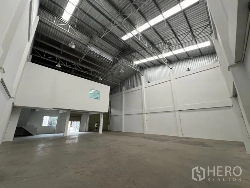 Warehouse for rent in Phra Samut Chedi, Samut Prakan - Expansive industrial hall with insulated metal roof panels and ventilation louvres.