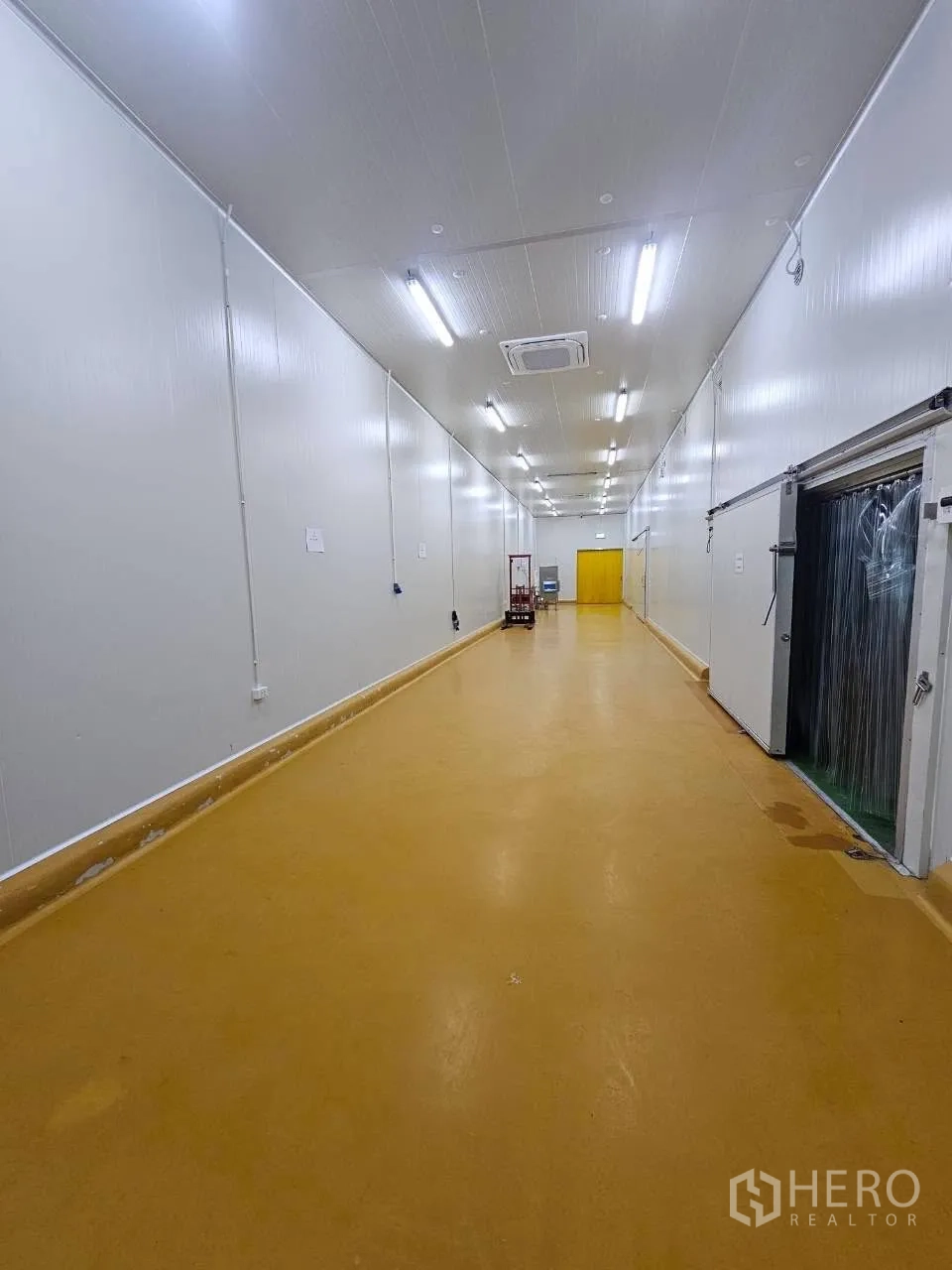 โรงงาน for rent in Mueang Samut Sakhon, Samut Sakhon - ห้องผลิตพื้นโพลียูรีเทนสีเหลืองสะอาด พร้อมไฟเพดาน