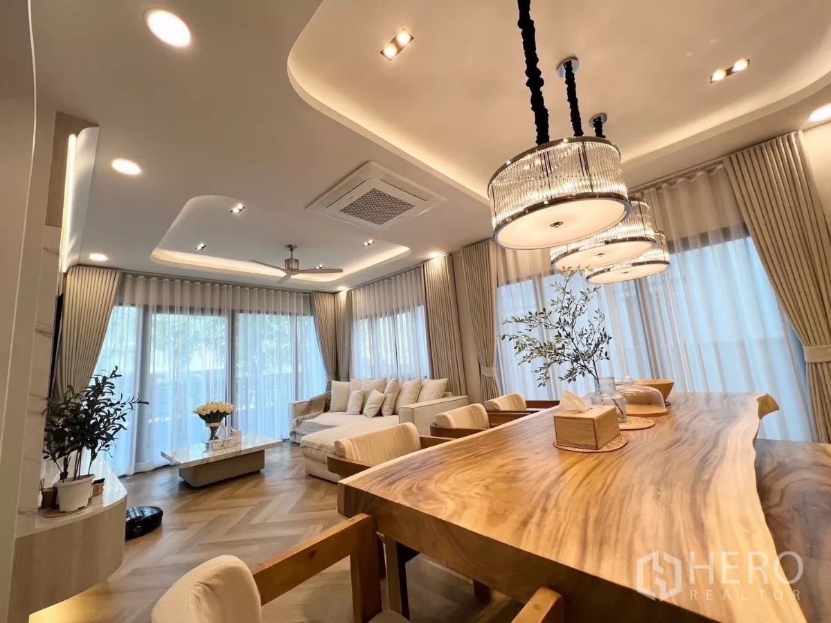 独立式住宅 出租在Bang Phli, Samut Prakan - 明亮客餐空间，落地窗与三盏吊灯