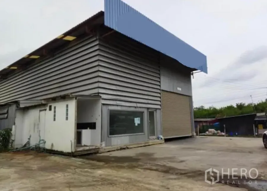 Warehouse for rent in Lat Krabang, Bangkok - Metal-clad warehouse exterior with large roller shutter and covered loading bay in Lat Krabang.