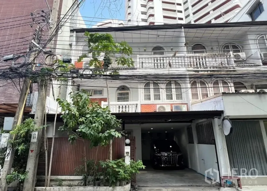 ทาวน์เฮาส์ ให้เช่าในKhlong Toei, Bangkok - ทาวน์เฮ้าส์ 3 ชั้น หน้าบ้านมีซุ้มโค้ง ราวระเบียงสไตล์คลาสสิก และที่จอดรถในร่มใจกลางเมือง