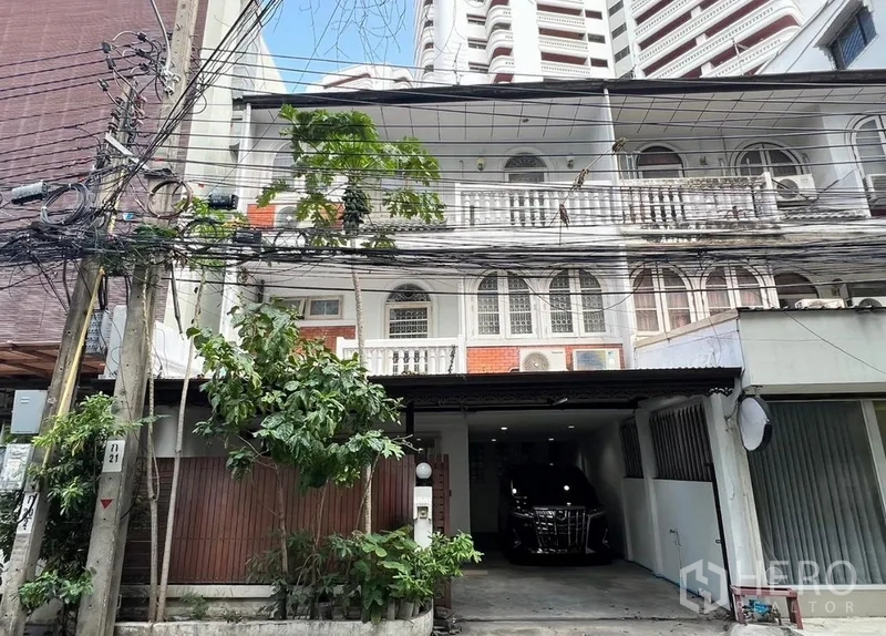 ทาวน์เฮาส์ ให้เช่าในKhlong Toei, Bangkok - ทาวน์เฮ้าส์ 3 ชั้น หน้าบ้านมีซุ้มโค้ง ราวระเบียงสไตล์คลาสสิก และที่จอดรถในร่มใจกลางเมือง