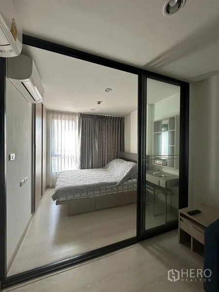 公寓 出售在Khlong Toei, Bangkok - 舒适卧室，双人床、书妆桌与带窗帘的大窗户。