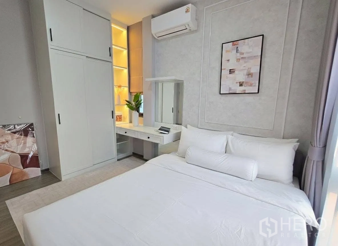 บ้าน for rent or sale in Bang Phli, Samut Prakan - ห้องนอนสว่าง ตู้บานเลื่อน ชั้นโชว์มีไฟ โต๊ะแต่งหน้า และเครื่องปรับอากาศ