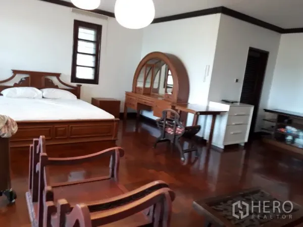 บ้าน ให้เช่าในBang Na, Bangkok - ห้องนอนขนาดใหญ่ เตียงไม้ โต๊ะเครื่องแป้ง พื้นไม้ขัดเงา