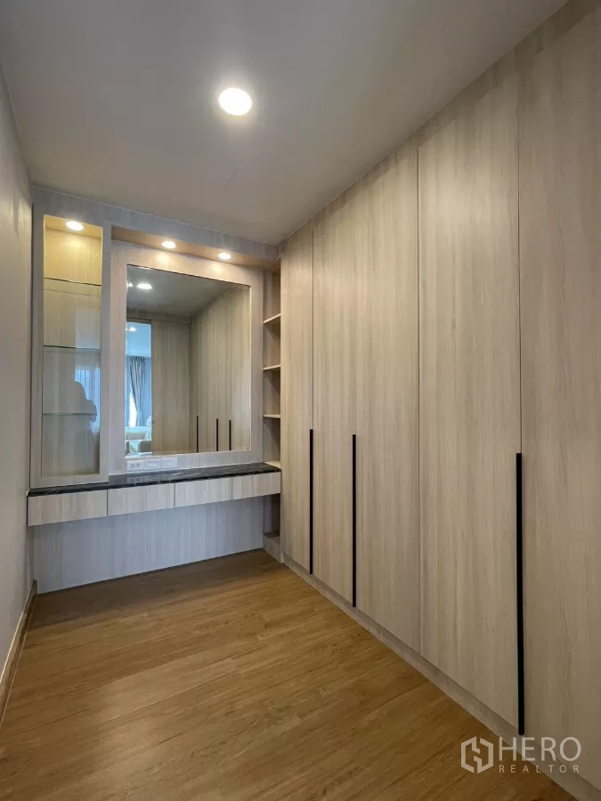 独立式住宅 出租在Bang Phli, Samut Prakan - 步入式衣帽间，嵌入式衣柜与带灯梳妆镜。