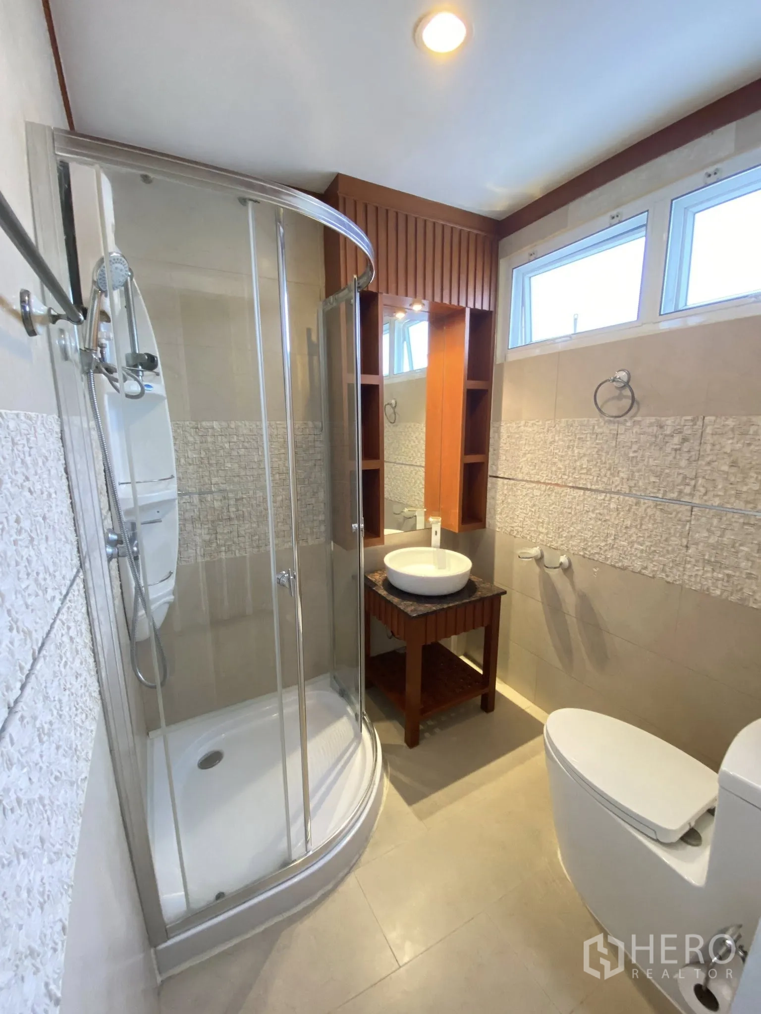 家庭办公室 for rent in Pathum Wan, Bangkok - 小巧浴室，弧形玻璃淋浴房、台上盆与高窗。