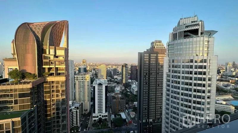 公寓 出售 - 高层远眺曼谷城市全景与地标建筑。