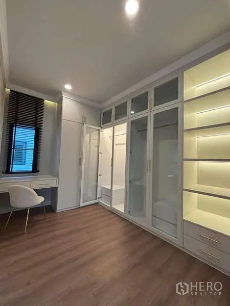 บ้าน ให้เช่าในBang Phli, Samut Prakan - วอล์กอินคลอเซ็ต ตู้กระจกไฟในตัวและโต๊ะเครื่องแป้ง