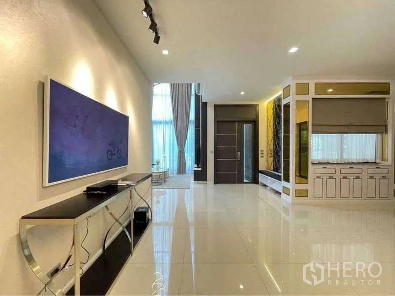 独立式住宅 出租在Bang Sue, Bangkok - 入口大厅，亮面地砖与特色照明