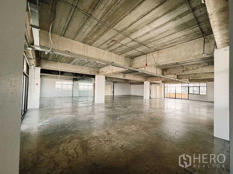 Retail Space for rent in Yan Nawa, Bangkok - Industrial-style space featuring glass partitions, high ceilings, and natural light.