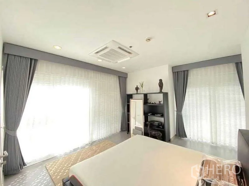 公寓 出租或出售在Watthana, Bangkok - 主卧配大面积窗、纱帘与吊顶空调机。