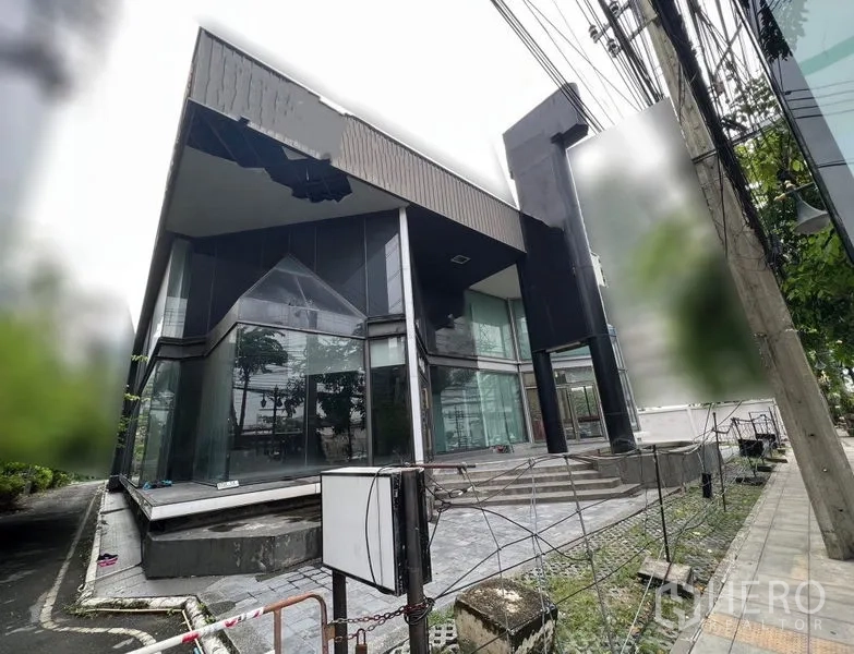 零售空间 出租 - 转角现代零售建筑，几何玻璃立面与宽阔台阶