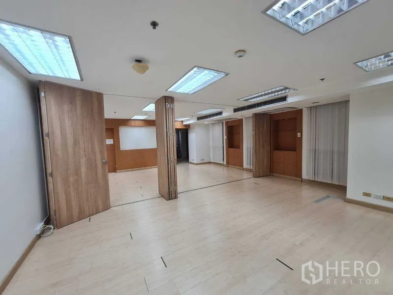 สำนักงาน ให้เช่าในRatchathewi, Bangkok - โซนออฟฟิศปรับยืดหยุ่นได้ พร้อมผนังกั้นพับ ประตูไม้ และไฟฝ้าเพดาน