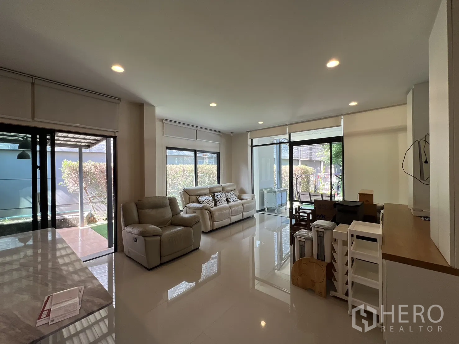 Detached House for sale in Bang Kapi, Bangkok - Lounge with sliding doors to the garden and wraparound windows.