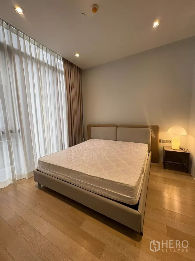 公寓 出租在Watthana, Bangkok - 第二卧室，双人床、窗帘与床头灯，木地板。