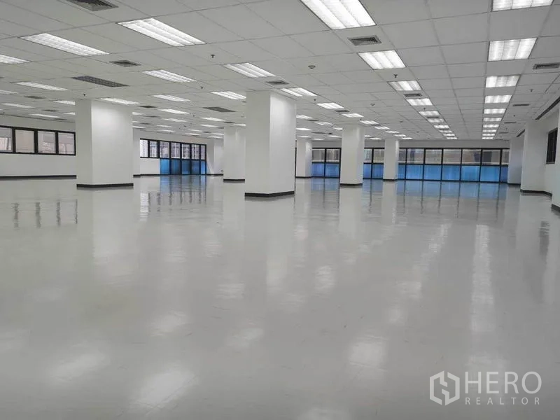 Office Space for rent in Phaya Thai, Bangkok - Bright corner of the office with large windows, AC diffusers and polished floors ready for fit‑out.