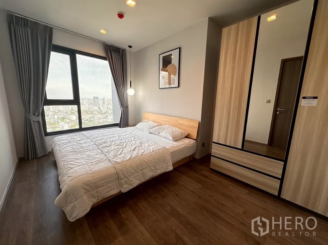公寓 出租在Chatuchak, Bangkok - 宽敞卧室，超大衣柜与全景天际线视野。